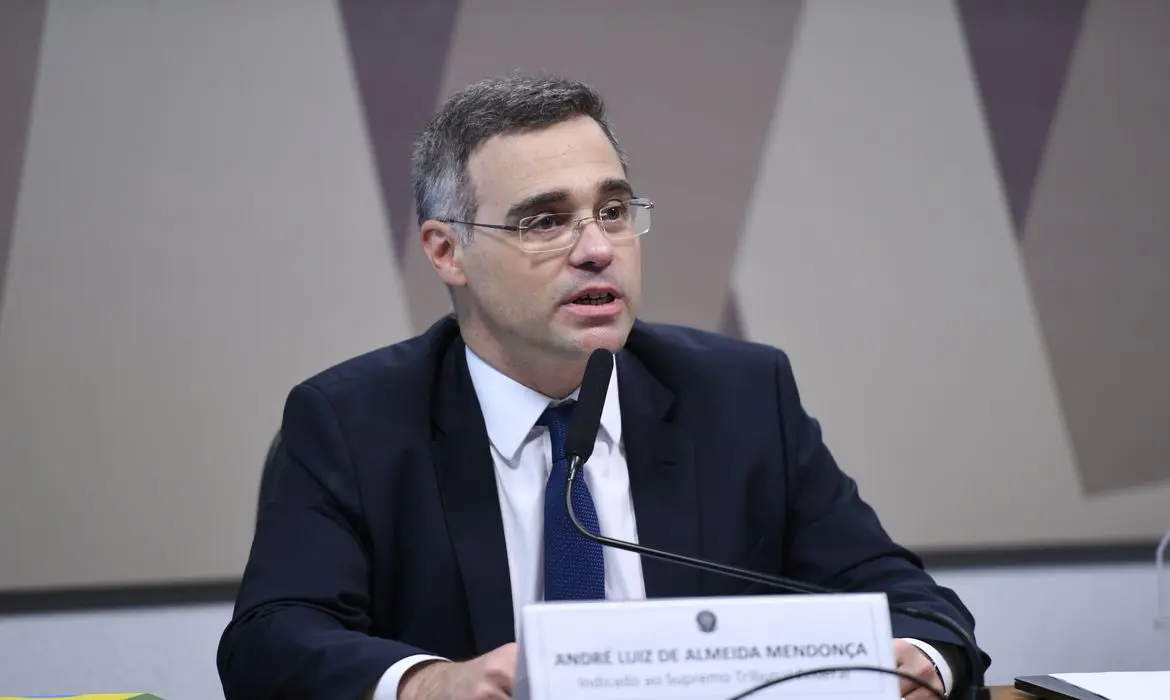 Mendonça atende o governo e derruba políticas estaduais de ICMS sobre diesel