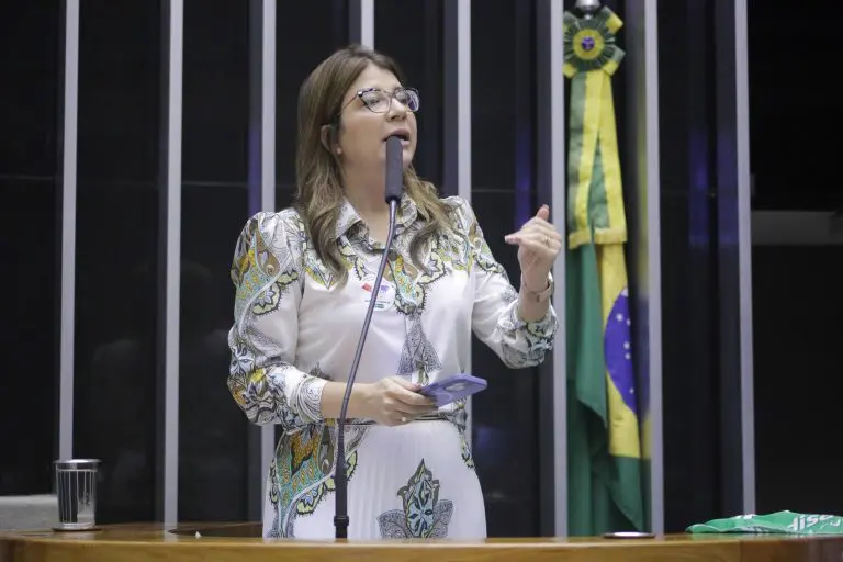 Comissão aprova projeto que cria exceção para que família acolhedora adote criança