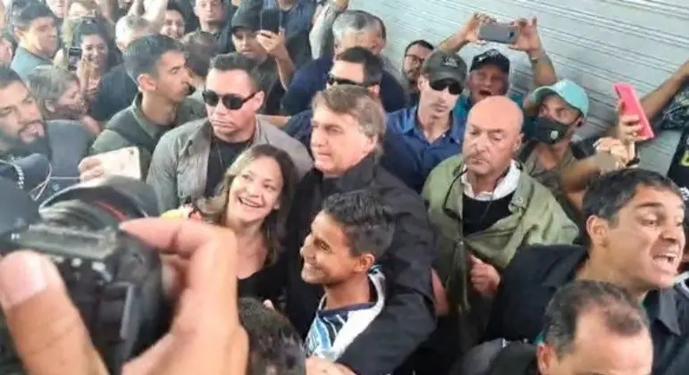 Bolsonaro cumprimenta apoiadores e come pastel em feira no DF