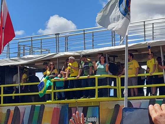 Apoiadores de Bolsonaro fazem motociata em Brasília