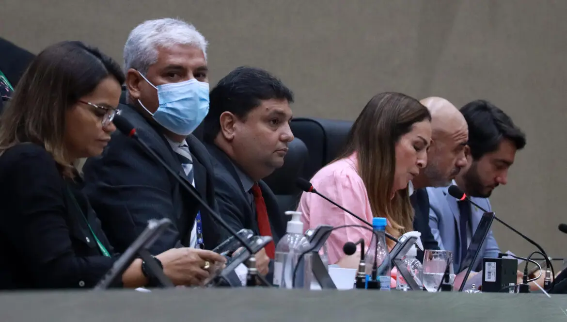 Os vereadores deliberaram em regime de urgência, nesta quarta-feira (04/5), durante a sessão plenária, o Projeto de Lei 150/2022, enviado pela Prefeitura de Manaus, que regulamenta um novo serviço modal complementar no transporte público de passageiros, em substituição aos ônibus executivos e alternativos, que, segundo o projeto, operam em caráter precário provisório e que não atendem satisfatoriamente seus propósitos na prestação do serviço público. Na justificativa da matéria, é detalhado que o serviço será prestado de forma contínua e permanente, comprometendo-se o permissionário com sua regularidade, segurança, higiene, conforto e cortesia na prestação, assumindo o risco por toda e qualquer despesa. O projeto agora deve ser analisado pelas Comissões de Constituição, Justiça e Redação, de Economia, Finanças e Orçamento, de Serviços Públicos e de Transporte e Mobilidade Urbana da Casa. Este foi um dos 15 Projetos analisados durante a sessão plenária desta terça, sendo nove deles deliberações, como o 655/2021, do vereador Márcio Tavares (Republicanos), que institui a Semana Municipal de Prevenção, Combate e Controle da Hipertensão Arterial, a ser realizada na última semana de abril e o 060/2022 do vereador Allan Campelo (PSC) que obriga os organizadores de eventos abertos ao público que ocorrem em Manaus, a realizar serviços de coleta seletiva de resíduos sólidos secos gerados durante os eventos. Também foi deliberado o Projeto de Resolução 004/2022, de autoria do vereador João Carlos (Republicanos), que cria no âmbito da Câmara Municipal de Manaus, a Frente Parlamentar de Cuidados e Prevenção à Depressão, Suicídio e Drogas.