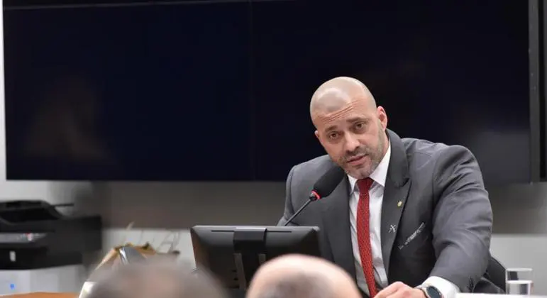 Moraes multa Daniel Silveira em R$ 405 mil por tornozeleira desligada