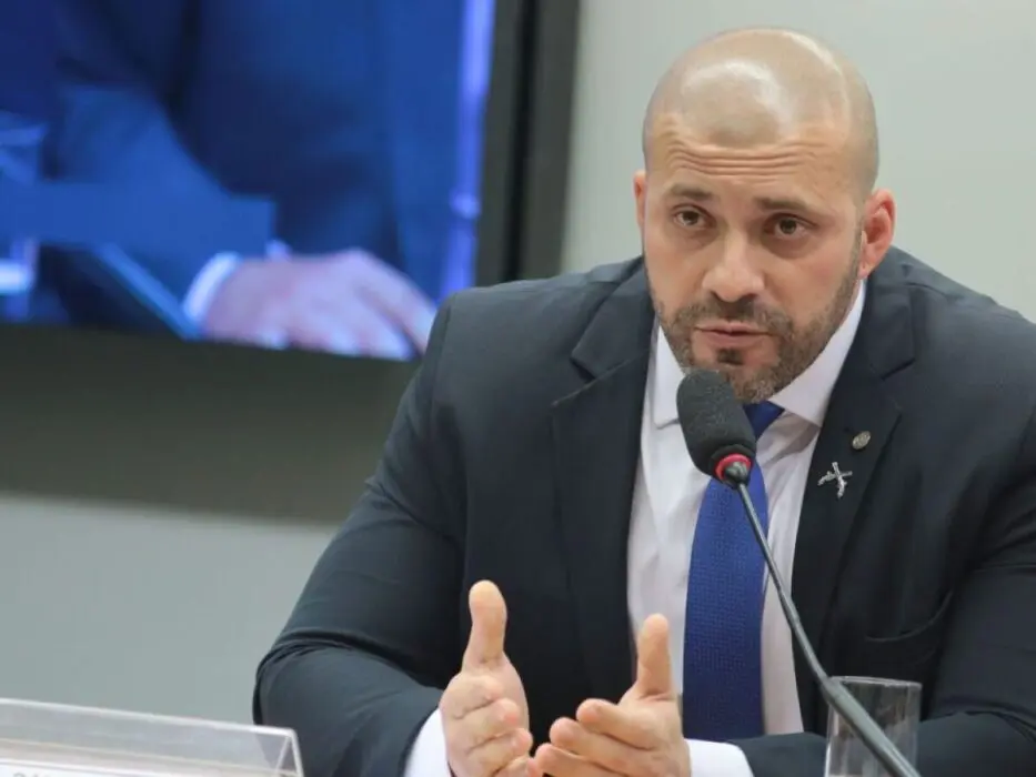 Moraes ordena multa de R$ 405 mil a Silveira por falta de tornozeleira
