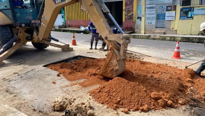 Ageman acompanha serviço emergencial em adutora no Novo Aleixo