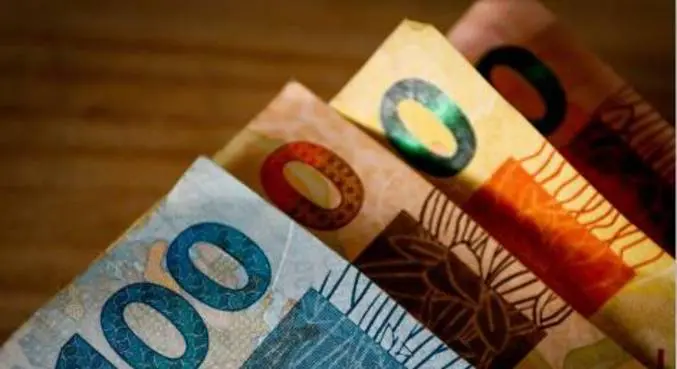 Inflação, desemprego e juros altos causam fuga recorde da poupança