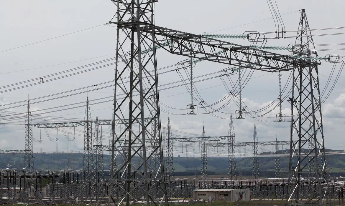 Em ano eleitoral, Câmara quer deixar reajuste da conta de luz para 2023