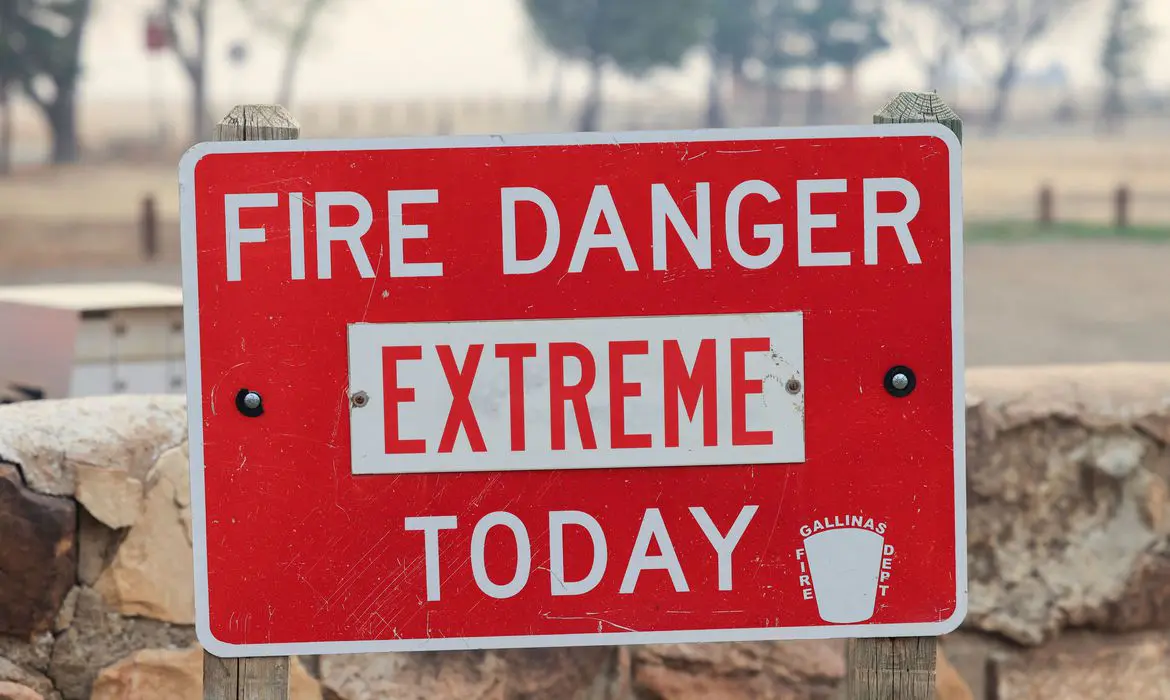Incêndio florestal em Las Vegas obriga centenas de moradores a fugir