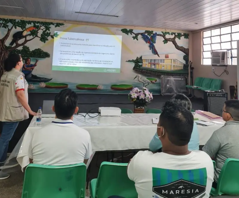 Para monitorar e avaliar as ações de controle da tuberculose, a Fundação de Vigilância em Saúde do Amazonas – Drª Rosemary Costa Pinto (FVS-RCP), vinculada à Secretaria de Estado de Saúde do Amazonas (SES-AM), realiza, até sexta-feira (20/05), uma visita técnica ao município de Parintins (a 369 quilômetros de Manaus). A visita técnica é realizada para implementar o protocolo de Vigilância de Infecção Latente da Tuberculose (ILTB) e o exame da prova tuberculínica, recomendada para o diagnóstico da ILTB. Os técnicos também realizam visitas às Unidades Básicas de Saúde (UBS) e à rede laboratorial e hospitalar para dar suporte às ações de controle da doença e para realizar treinamento teórico e prático da prova tuberculínica. A diretora-presidente da FVS-RCP, Tatyana Amorim, ressalta que as ações realizadas no interior do estado, pela equipe do Programa Estadual de Controle à Tuberculose (PECT), são uma forma de intensificar o combate da tuberculose, aprimorando a Vigilância em Saúde desses municípios. “Com esse reforço do PECT, o interior do estado é fortalecido e preparado para intensificar as ações de prevenção à tuberculose, visando uma rede de saúde preparada e sempre vigilante para atender a população local”, conclui Tatyana. O treinamento de implementação da prova tuberculínica e do protocolo de ILTB também é realizado para equipes das secretarias municipais de saúde de Barreirinha e Nhamundá, municípios vizinhos de Parintins. “Parintins é um município estratégico e estamos aproveitando a proximidade territorial para capacitar também os técnicos de saúde dos municípios vizinhos”, destaca a coordenadora do PECT, Lara Bezerra. Referência A FVS-RCP é responsável pela Vigilância em Saúde do Amazonas, o que inclui a prevenção à tuberculose por meio do Programa de Controle da Tuberculose (PECT), no Departamento de Vigilância Epidemiológica (DVE).