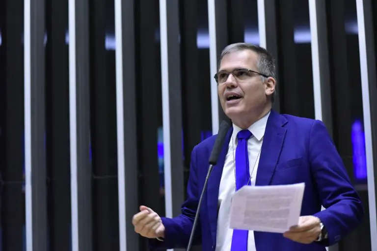 Proposta permite a antecipação de salário e aposentadoria em janeiro