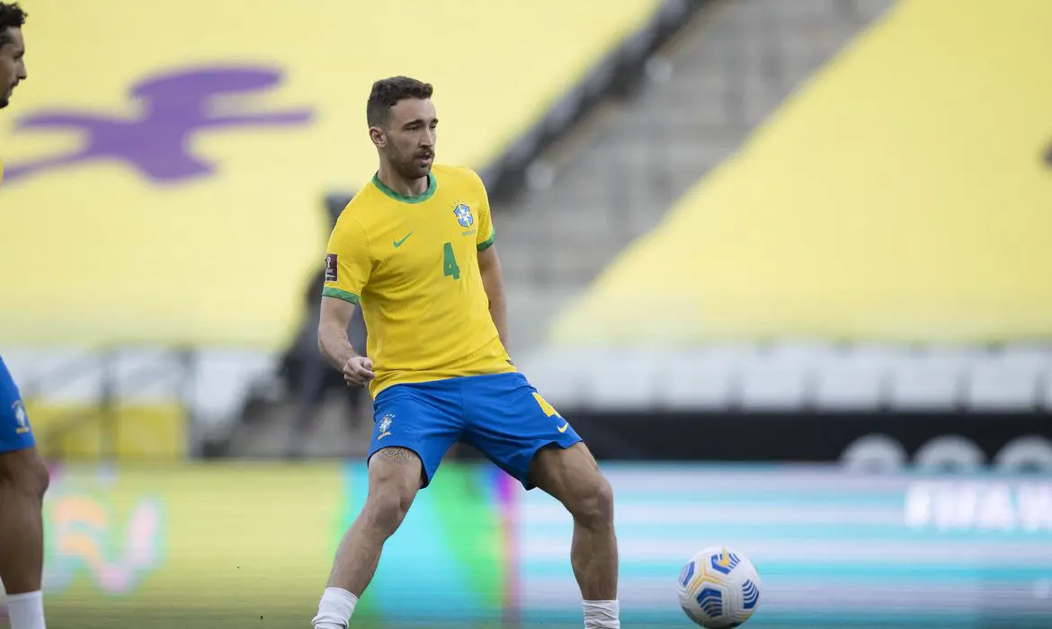 Esta é a terceira vez que Ortiz integra o escrete Canarinho. Ele foi chamando para a Copa América, no ano passado, e depois defendeu a seleção contra Chile, Argentina e Peru na data Fifa. A apresentação dos jogadores em Seul (Coreia do Sul) será semana que vem, a partir de quinta (26), e o primeiro treino ocorrerá no dia seguinte. Os últimos jogos do Brasil antes da Copa do Mundo – a abertura será em 21 de novembro – serão em setembro, contra a Argentina (reposição do jogo das Eliminatórias) e o México. Convocados GOLEIROS Alisson - Liverpool FC (ING) Ederson - Manchester City (ING) Weverton - Palmeiras LATERAIS Alex Sandro - Juventus (ITA) Alex Telles - Manchester United (ING) Daniel Alves - Barcelona (ESP) Danilo - Juventus (ITA) Guilherme Arana - Atlético-MG ZAGUEIROS Eder Militão - Real Madrid (ESP) Gabriel Magalhães - Arsenal (ING) Marquinhos - Paris Saint-Germain (FRA) Thiago Silva - Chelsea (ING) Léo Ortiz - Red Bull Bragantino MEIO-CAMPISTAS Bruno Guimarães - Newcastle (ING) Casemiro - Real Madrid (ESP) Danilo - Palmeiras Fabinho - Liverpool FC (ING) Fred - Manchester United (ING) Lucas Paquetá - Lyon (FRA) Philippe Coutinho - Aston Villa (ING) ATACANTES Gabriel Jesus - Manchester City (ING) Gabriel Martinelli - Arsenal (ING) Matheus Cunha - Atlético de Madrid (ESP) Neymar Jr. - Paris Saint-Germain (FRA) Raphinha - Leeds United (ING) Richarlison - Everton (ING) Rodrygo - Real Madrid (ESP) Vini Jr. - Real Madrid (ESP)