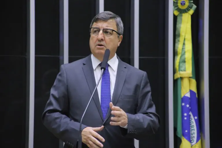 Câmara aprova projeto que limita alíquotas sobre combustível e energia