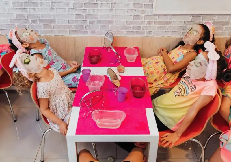 Menina faz 7 anos, dá festa com ‘spa day’ para amigas e viraliza