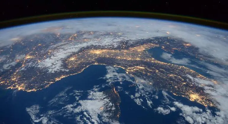 Nasa planeja enviar 'nudes' ao espaço para atrair a atenção de alienígenas