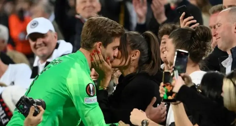 Herói do título da Europa League é noivo de supermodelo brasileira