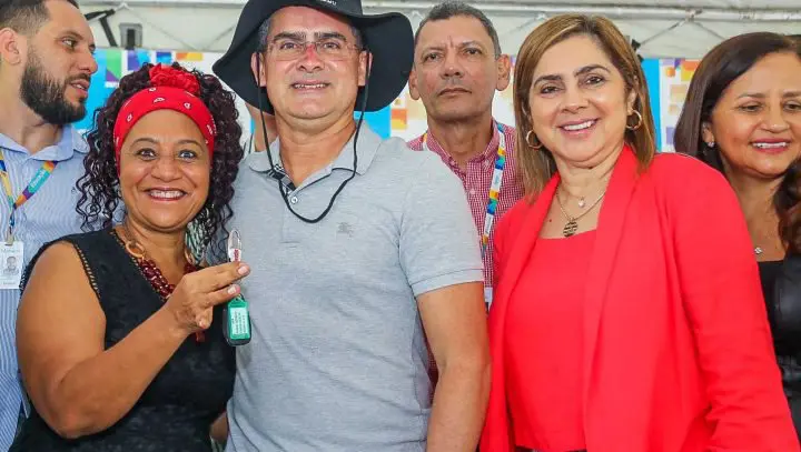 Prefeito David Almeida entrega novos veículos para rede de ensino de Manaus