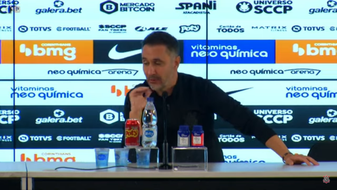 Vítor Pereira admite surpresa com formação inicial de Rogério Ceni
