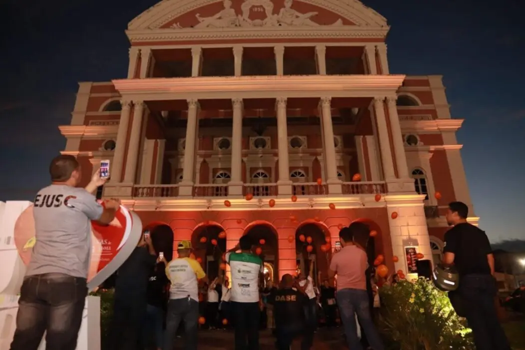 Sejusc realiza iluminação do Teatro Amazonas em ato público de combate ao abuso e exploração sexual de crianças e adolescentes