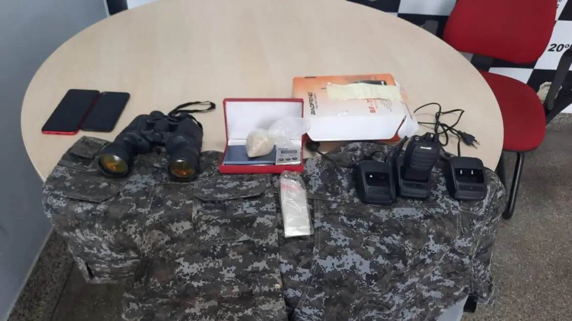 Policia prende dupla por tráfico de drogas e de maquinário