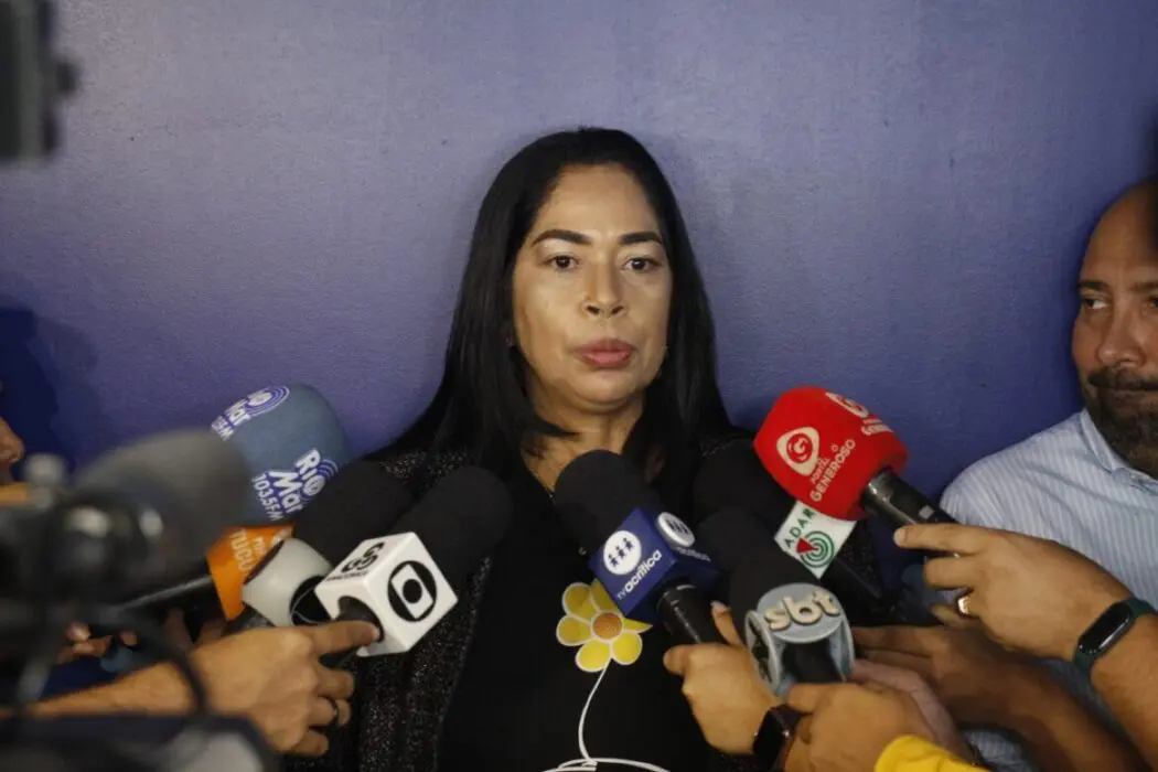 A Polícia Civil do Amazonas (PC-AM), por meio da Delegacia Especializada em Proteção à Criança e ao Adolescente (Depca), realizou, nesta segunda-feira (16/05), por volta das 8h30, o cumprimento de mandado de prisão preventiva em nome de um homem, de 40 anos, pelo crime de estupro de vulnerável praticado contra suas três filhas, sendo duas gêmeas de 11 e a mais velha de 13 anos. O crime ocorria desde 2019.    Anteriormente, o infrator também já estava sendo investigado em outro processo por abusar sexualmente de sua enteada e da sobrinha.    Durante coletiva de imprensa realizada na sede da Depca, na zona centro-sul da capital, a delegada Joyce Coelho, titular da unidade especializada, informou que o procedimento investigativo foi iniciado em outubro de 2021, após uma enteada do infrator, que atualmente tem 19 anos, relatar um histórico de abuso crônico no contexto familiar. Posteriormente, a sobrinha dele, de 10 anos, também compareceu à Depca para relatar que estava sendo vítima do crime.    “No dia 15 de abril deste ano, no tramitar da investigação, houve o deferimento de uma medida protetiva de afastamento com relação aquelas vítimas, e ele saiu de casa, mas continuou mantendo contato com as filhas dele, as gêmeas de 11 anos e uma adolescente de 13, que possui Transtorno do Espectro Autista (TEA)”, disse a delegada.    Ainda conforme Joyce, naquele mesmo dia, houve um desentendimento familiar, e a enteada questionou o motivo do homem não ter sido preso, momento em que a filha de 13 anos contou que também estava sendo vítima da violência sexual.    “Isso desencadeou uma nova apuração, e todas as filhas foram trazidas à delegacia para serem ouvidas, sendo constatado que todas haviam sido abusadas por ele. Elas tinham muito medo de falar, mas relataram que o homem proferia ameaças, inclusive, a mãe delas. Pelo fato do mandado anterior proteger apenas a enteada e a sobrinha, ele se utilizava disso para ficar perto das filhas”, detalhou Joyce.    Conforme a autoridade policial, considerando o material coletado durante os depoimentos, bem como dos laudos periciais que as meninas realizaram no Instituto Médico Legal (IML), foi solicitado à Justiça o mandado de prisão preventiva dele, e a ordem judicial foi expedida no dia 11 de maio de 2022, pelo juiz Luís Alberto Nascimento Albuquerque, da Central de Plantão Criminal.    Prisão – “Com o mandado decretado, seguimos em busca do infrator na sexta-feira (13/05), no bairro Tancredo Neves, zona leste da capital, mas ele não foi localizado. Na manhã de hoje (16/05), ele veio à Depca e efetuamos sua prisão”, explicou a delegada.     Procedimentos – O homem responderá pelo crime de estupro de vulnerável. Ele será encaminhado à Central de Recebimento e Triagem (CRT), onde ficará à disposição do Poder Judiciário.