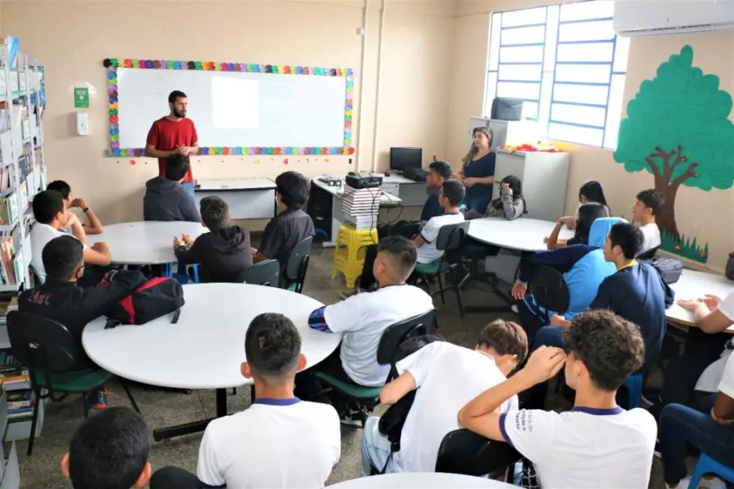 Professora da rede estadual leva convidados à sala de aula para mostrar Matemática em cada profissão