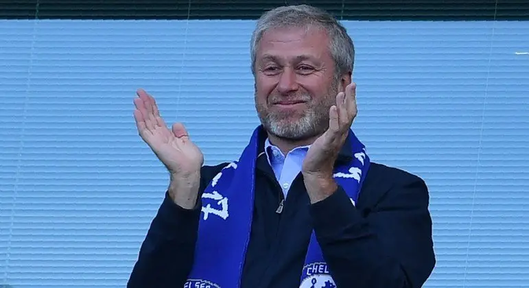 A concretização da venda do Chelsea ao consórcio liderado por Todd Boehly, por 4,25 bilhões de libras (cerca de R$ 26,5 bilhões), pode ser barrada pelo governo britânico. De acordo com o jornal The Guardian, Roman Abramovich, dono do clube londrino e atualmente afastado, estaria se negando a aceitar uma nova estrutura de venda proposta pelos ministros do Reino Unido, situação que teria gerado desconfiança. O consenso no governo é que Abramovich, alvo de sanções em razão de sua proximidade com o presidente russo Vladimir Putin, não receba nenhuma parte das receitas da venda do Chelsea. Um dos receios é a respeito do empréstimo de 1,6 bilhão de libras (R$ 10,11 bilhões) feito ao time por uma empresa ligada ao oligarca, pois, ainda que Abramovich tenha se manifestado publicamente para negar que faria a cobrança, as negociações sobre o assunto estão estagnadas. VEJA TAMBÉM Após exclusão de torneios da Uefa, clubes russos entram com ação no Tribunal Arbitral do Esporte FUTEBOL Após exclusão de torneios da Uefa, clubes russos entram com ação no Tribunal Arbitral do Esporte Seleção da Ucrânia volta aos gramados com vitória contra Gladbach em amistoso FUTEBOL Seleção da Ucrânia volta aos gramados com vitória contra Gladbach em amistoso Conheça Todd Boehly, acionista do Lakers e provável dono do Chelsea LANCE Conheça Todd Boehly, acionista do Lakers e provável dono do Chelsea Há uma tensão envolvendo o destino do dinheiro da venda a Boehly. O governo propôs que a quantia seja alocada em uma conta de garantia e lá permaneça até ser doada para uma instituição de caridade que ajude vítimas da guerra na Ucrânia. Segundo o The Guardian, essa parte das tratativas também está travada. A principal preocupação dos ministros britânicos, portanto, é obter garantias de que todo o dinheiro movimentado durante a transação seja destinado a causas humanitárias e não caia nas mãos do oligarca russo. Em comunicado recente, Abramovich afirmou que se compromete em direcionar o dinheiro a uma organização liderada por uma pessoa sem qualquer ligação com ele. LEIA TAMBÉM Calleri é o jogador do São Paulo com melhor início de Brasileirão desde 2003 Inteligência artificial invade futebol e vira peça importante para clubes Corinthians vai esperar até a 'última prova' para dispensar Rafael Ramos por racismo. E repetir o que fez com Danilo Avelar De acordo com reportagem da BBC, uma fonte do Palácio de Whitehall revelou que existe uma séria preocupação de que Abramovich esteja "disposto a deixar o Chelsea falir" por não concordar com a estrutura de venda. "Apesar de se comprometer publicamente em destinar todos os lucros a boas causas, Abramovich parece não estar disposto a assumir os mesmos compromissos legais, que teriam respaldado suas declarações de cerca de uma semana atrás", disse a fonte. No momento, o Chelsea está sendo comandado sob regime especial do governo do Reino Unido, que se encerra no dia 31 de maio. Por isso, até agora, esse é o prazo para que a situação da venda do clube seja resolvida.