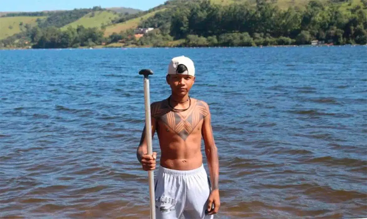Atleta indígena do povo Kambeba ganha competição nacional de canoagem em Minas Gerais