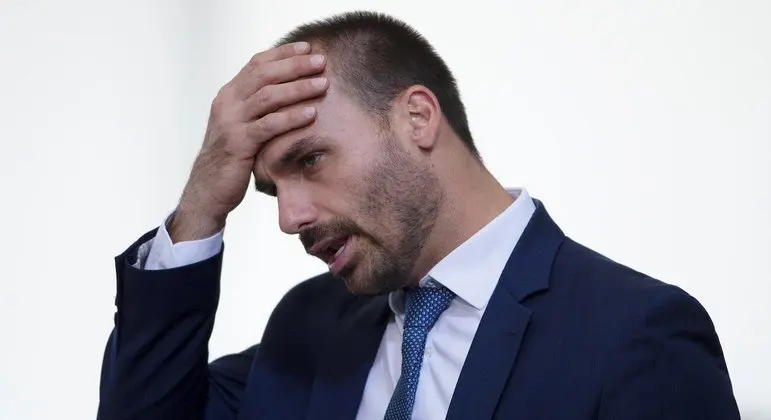 PGR dá parecer contra apreensão do passaporte de Eduardo Bolsonaro