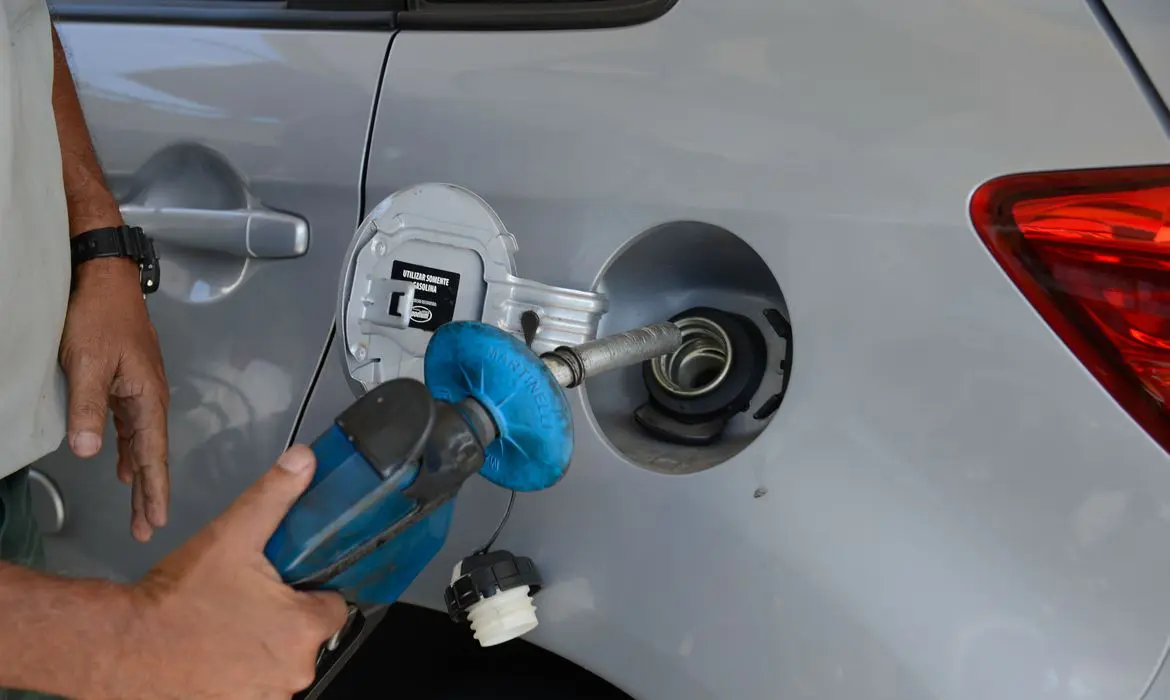 Preço do diesel nos postos do país quase dobra nos últimos três anos