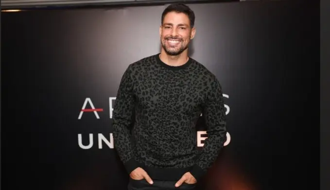 Cauã Reymond lança suetér com estampa de onça para a marca Aramis