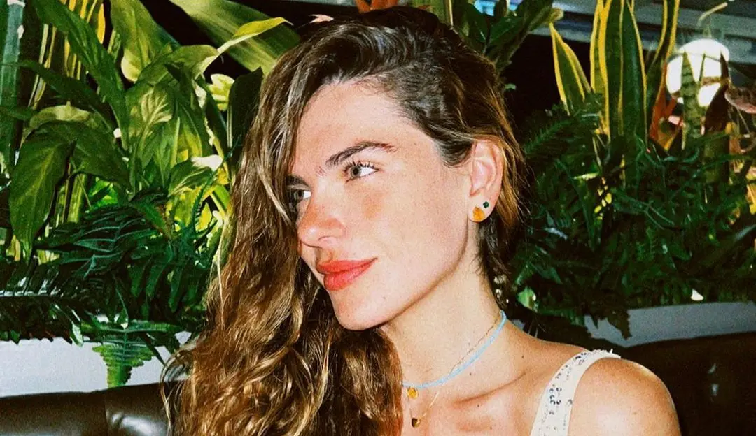 Mariana Goldfarb faz mudança e aparece com visual novo