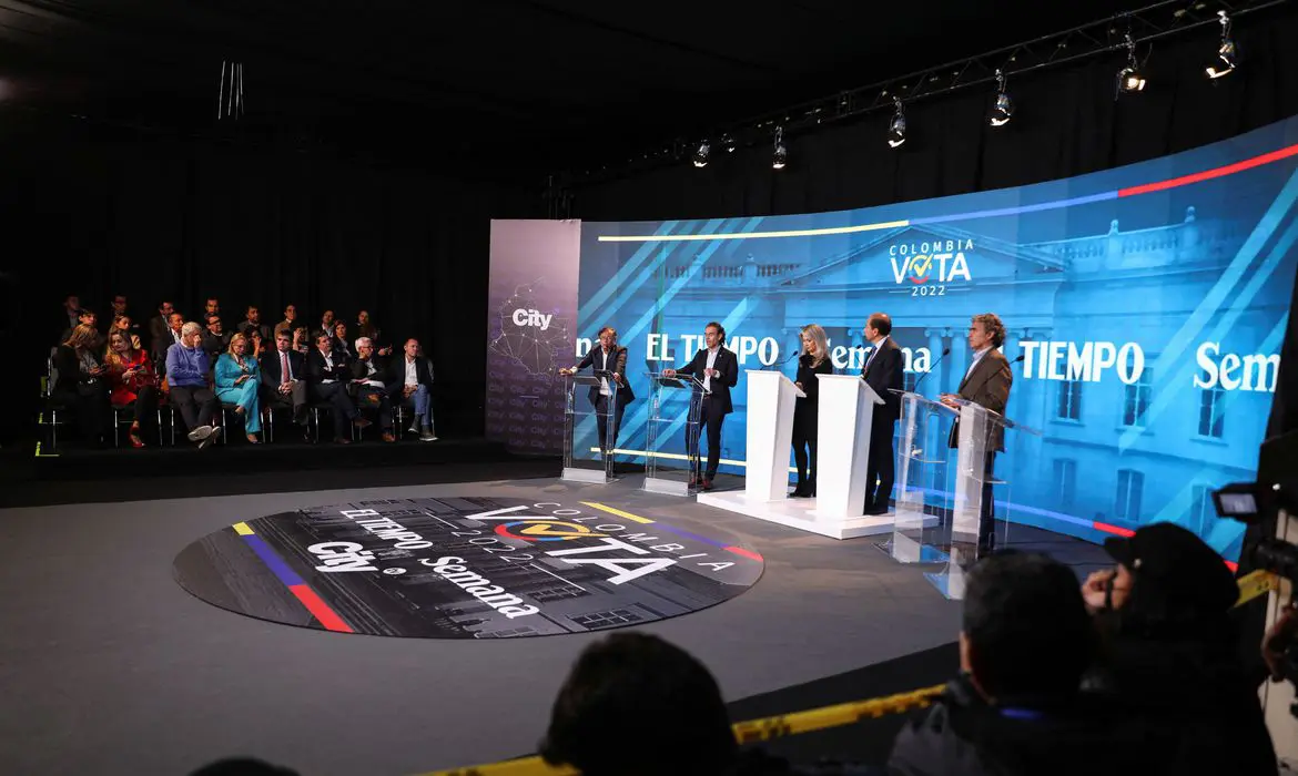 Colombianos vão às urnas em eleição presidencial divisiva