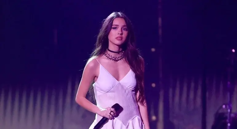 Pai queima R$ 17 mil em ingressos para show de Olivia Rodrigo devido à exigência de vacinação