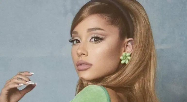 O site de Ariana Grande foi hackeado, nesta quarta-feira (25), com uma mensagem no mínimo curiosa. A pessoa que invadiu a página exigiu que a cantora gravasse um álbum de maior qualidade, pedindo mais divulgação e uma "produção cara", citando como exemplo o disco "Dangerous Woman", de 2016, e criticando o último trabalho da artista, "Positions", lançado em 2020. “Ariana, se você ver isso, meu amor, faça o 'AG7' valer a pena! Nos dê uma produção cara, como na era ‘Dangerous Woman'. Chega dessas batidas e traps baratos do Tommy Brown do 'Poistions'. Nós cansamos. Nos dê divulgação, nos dê ensaios fotográficos icônicos. Nos dê o que queremos", escreveu o hacker na mensagem. A mensagem foi logo apagada do site da artista, mas não antes que fãs percebessem e divulgassem o ocorrido nas redes sociais.