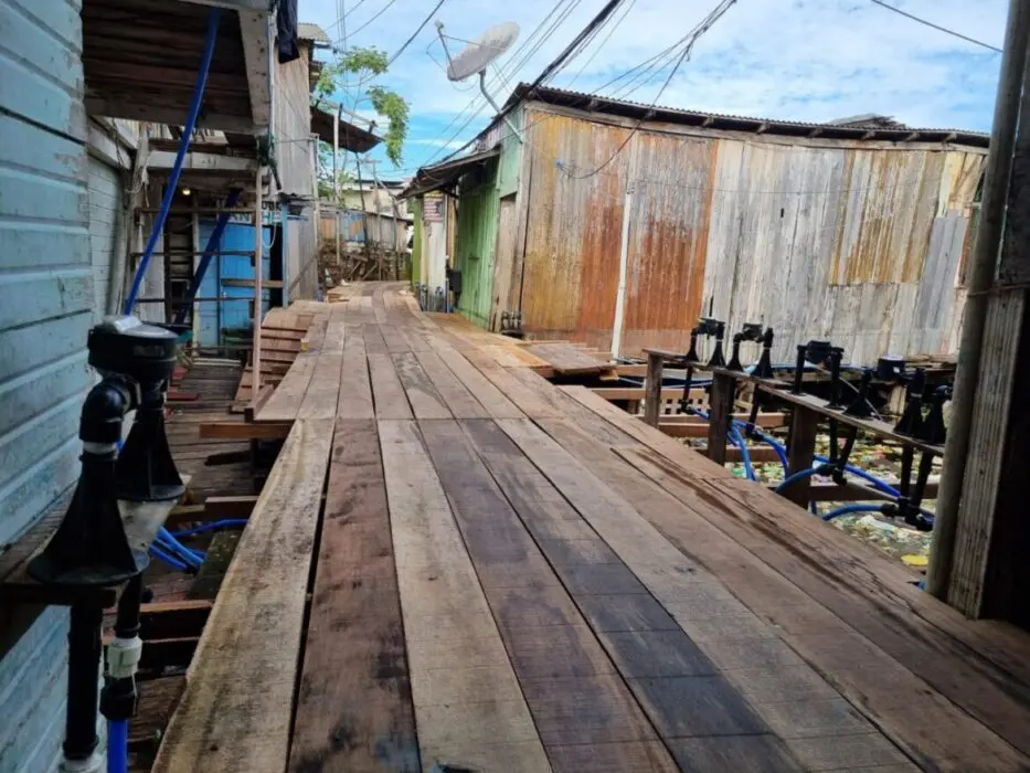 PREVENÇÃO: Tubulações de água em áreas impactadas pela cheia do rio Negro são elevadas para garantir água potável aos moradores