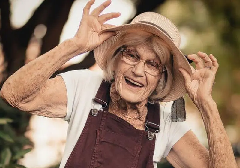 Quer viver além dos 90? Abra um sorriso e seja otimista, diz nova pesquisa