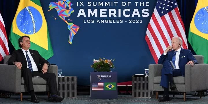 Em reunião com Biden, Bolsonaro diz que deixará governo de forma democrática se perder eleições