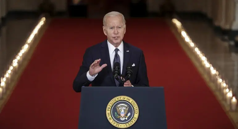 Joe Biden pede proibição da venda de armas de assalto a civis