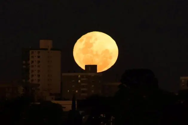 Superlua de Morango impressiona e encanta pessoas no Brasil e no mundo