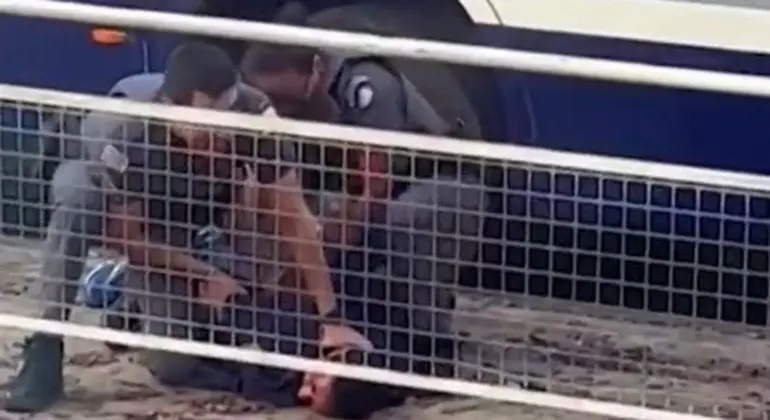 Em surto psicótico, homem mata passageiros de ônibus com faca no interior de SP
