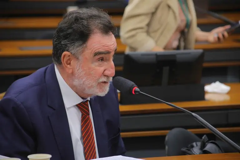 Comissão aprova criação de programa de incentivo à compra de livros para estagiários