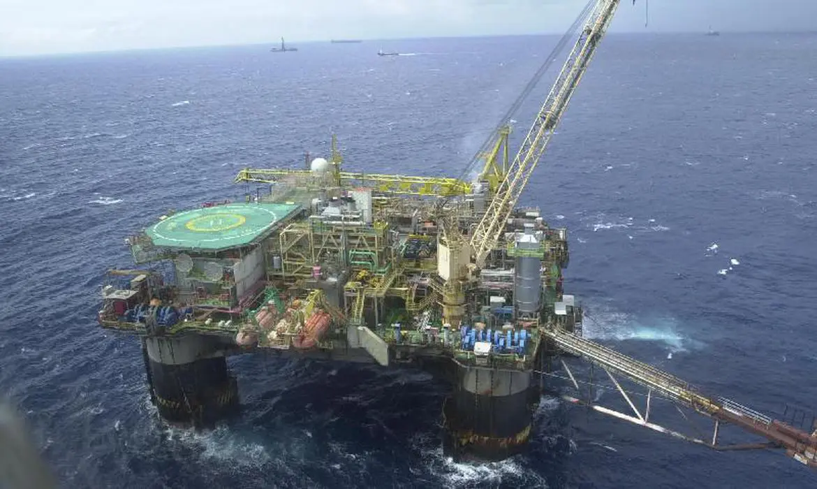 IEA: demanda global de petróleo deve subir 2% indo para novo recorde