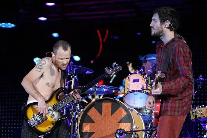 “Belo, mágico, transcendental”: Flea elogia John Frusciante após show