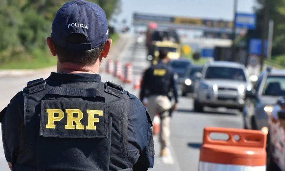 Homens são presos após usarem viatura falsa para sequestrar caminhoneiro em São Paulo