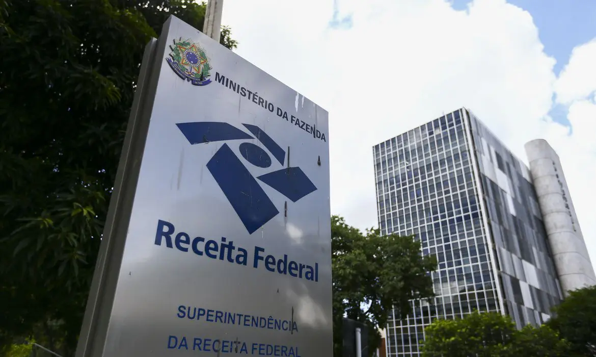 Roupas apreendidas pela Receita serão encaminhadas a vítimas da chuva