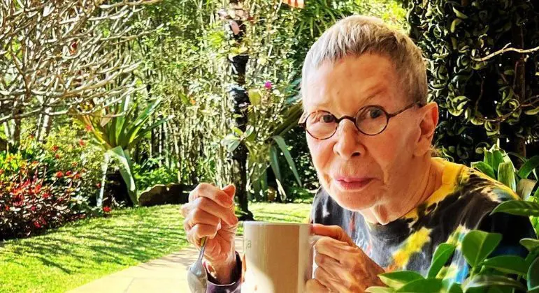 Rita Lee posa para o marido após remissão de câncer