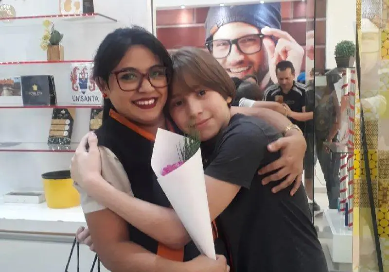 Autista leva flores a vendedoras que o acalmaram durante crise em público