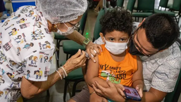 Pais comemoram liberação da vacina contra a Covid para crianças de 3 e 4 anos em Manaus
