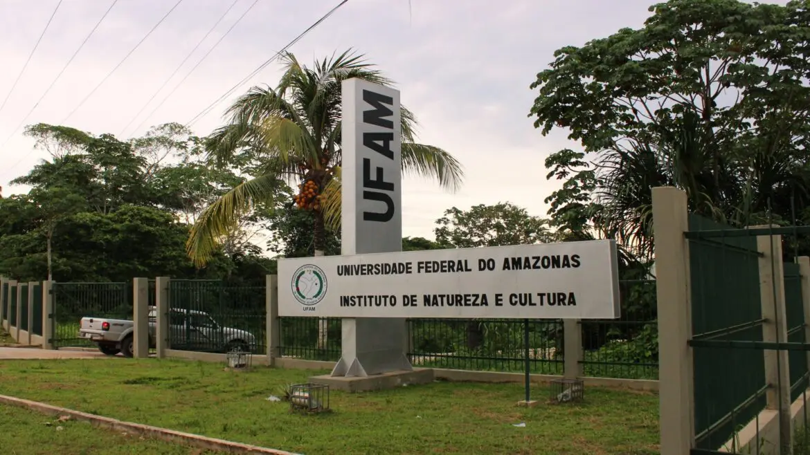 Ufam lança concurso para nível médio e superior com salários de até R$ 4,5 mil