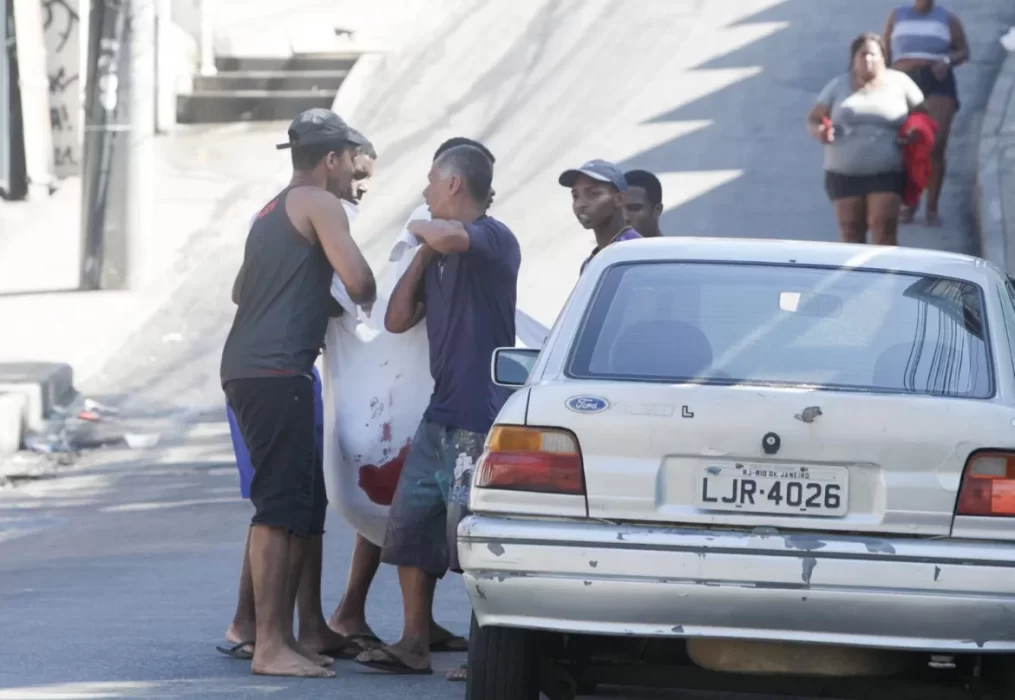 Moradores retiram corpos do interior do Complexo do Alemão