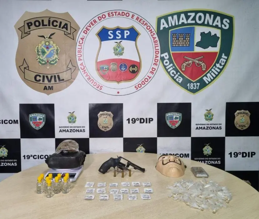 Dupla é presa com papelotes de drogas do CV e arma de fogo